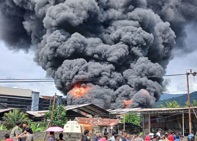 Kebakaran pabrik karet PT Teluk Luas di Padang pada Minggu (18/5).  (foto: Sumbarkita.id)