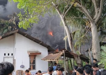 Rumah warga yang berada dekat dengan kebakaran pabrik karet PT Teluk Luas di Padang. (foto: Haris/Sumbarkita.id).