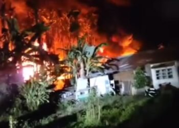 Kebakaran Pabrik Karet PT Teluk Luas di Padang sejak siang tadi masih berlangsung hingga malam ini.