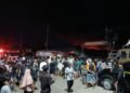 Lokasi kebakaran pabrik karet PT Teluk Luas di Padang masih dipadati warga, kebakaran masih terjadi. (foto: Sumbarkita.id)