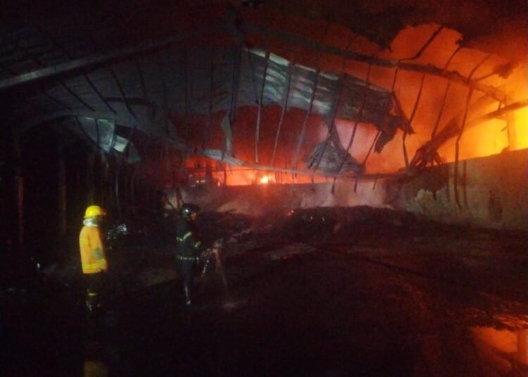 Kebakaran pabrik karet PT Teluk Luas di Padang. (foto: Dok. Damkar Padang).