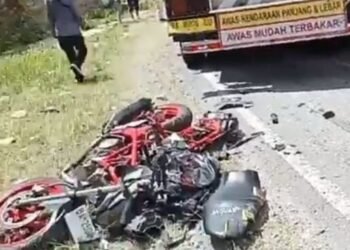 Sepeda motor Honda CBR hancur karena tabrakan dengan truk tangki di jalan lingkar Solok—Padang Jorong Linjuang Koto Tinggi, Nagari Koto Gaek Guguk, Kecamatan Kubung Kabupaten Solok, Jumat (23/5). Foto: IST