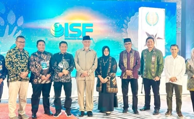 Direktur Kredit dan Syariah Bank Nagari, Hafid Dauli bersama Pemimpin Divisi Usaha Syariah Bank Nagari, Heri Fitrianto menerima penghargaan Best Performance Islamic Banking Award dalam ajang Anugerah Syariah Republika 2025.