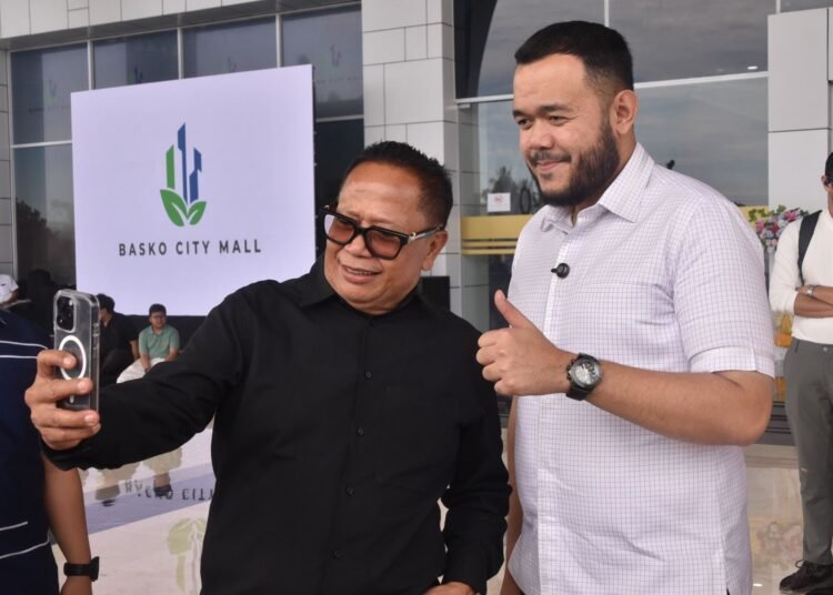 Wali Kota Padang, Fadly Amran bersama CEO Basko City Mall, Basrizal Koto saat soft opening Basko City Mall. (foto: Diskominfo Padang).