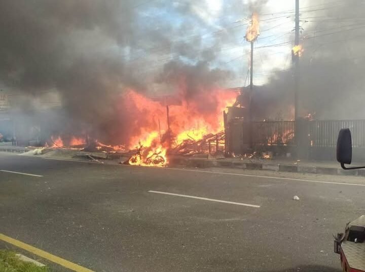Api membakar enam toko di Jalan Hamka Nomor 9, Kelurahan Parupuk Tabing, Kecamatan Padang Utara, Kota Padang, pada Jumat (30/5) sore. Foto: IST
