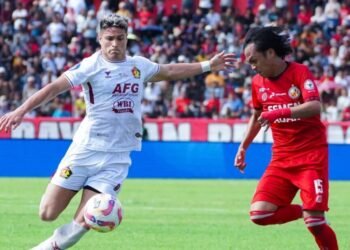 Pemain Persik dan Semen Padang berebut bola dalam laga pekan ke-33 di Stadion Agus Salim Padang, Minggu (18/5). Foto: Dok. Persik