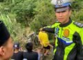 Minibus terjun ke sungai di Jalan Raya Solok-Padang kawasan Lubuk Selasih, Kabupaten Solok, pada Minggu (18/5) sore