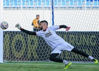 Penjaga gawang Semen Padang, Arthur Augusto, saat latihan jelang laga versus Arema Malang di Stadion Kanjuruhan, Sabtu (24/5). Foto: Dok. Semen Padang