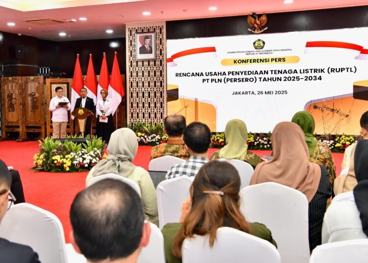 Suasana Konferensi Pers Rencana Usaha Penyediaan Tenaga Listrik (RUPTL) PLN 2025-2034 di Kantor Kementerian ESDM, Jakarta pada Senin, (26/5).
