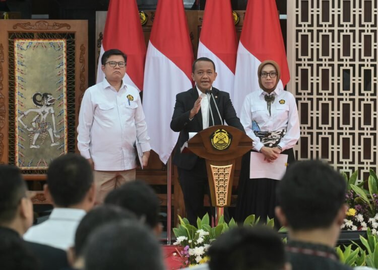 Menteri Energi dan Sumber Daya Mineral (ESDM) Bahlil Lahadalia (tengah), Direktur Jenderal Ketenagalistrikan Kementerian ESDM Jisman P Hutajulu (kiri) dan Direktur Jenderal Energi Baru Terbarukan dan Konservasi Energi Kementerian ESDMN Eniya Listiani Dewi (kanan) ketika mengumumkan Rencana Usaha Penyediaan Tenaga Listrik (RUPTL) PLN 2025-2034 di Jakarta pada Senin (26/5).