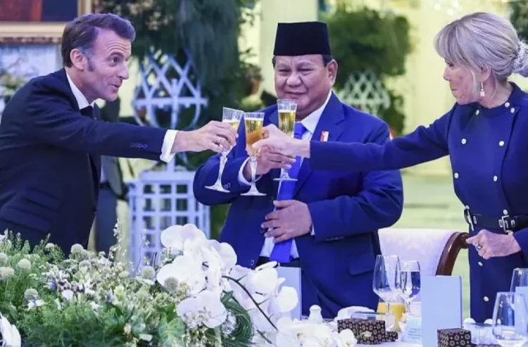 Prabowo Subianto Presiden (tengah) bersama Emmanuel Macron Presiden Prancis (kiri) dan Brigitte Macron istri (kanan) saat jamuan makan malam di Istana Negara, Jakarta, Rabu (28/5/2025). Foto: Antara
