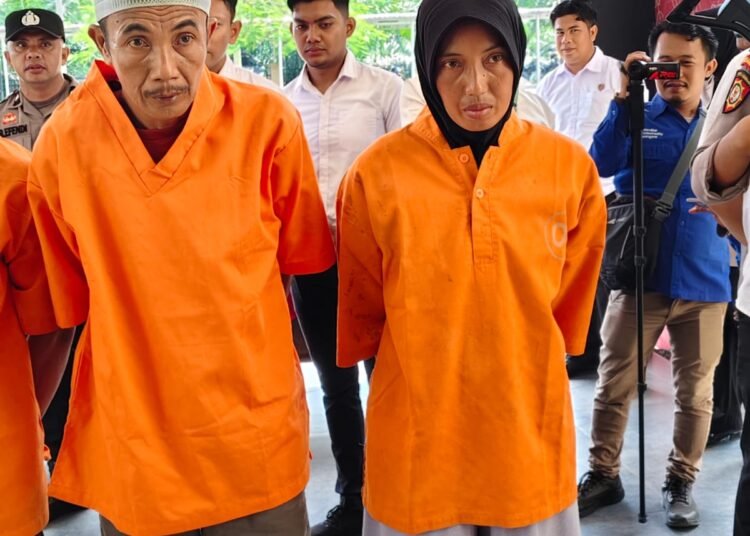D (48) dan F (40) pasangan suami istri, tersangka kasus pencabulan terhadap anak di bawah umur di Timpeh, Kabupaten Dharmasraya.