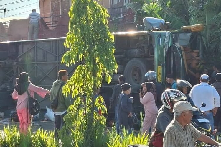 Bus ALS terguling di Padang Panjang, Selasa (6/5).