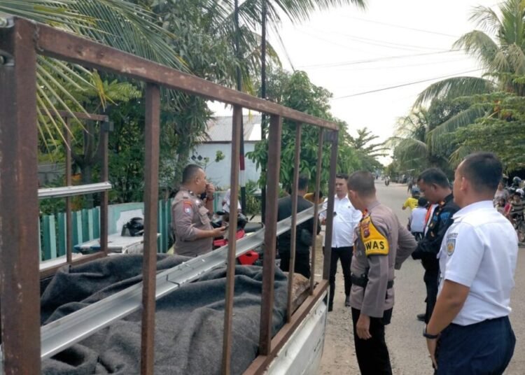 Petugas mengamankan aset PT KAI yang dicuri di Padang, Rabu (4/6).