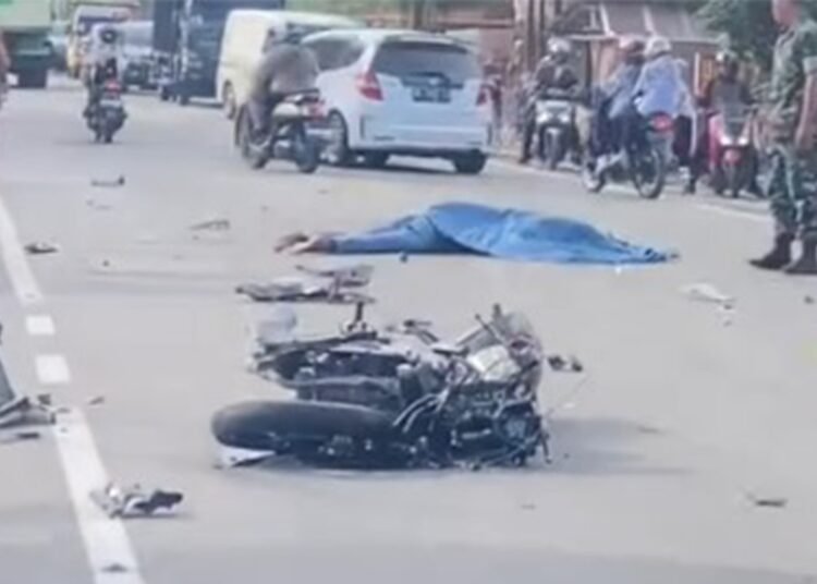 Korban kecelakaan tergeletak di jalan Raya Padang-Bukittinggi, Sicincin, Padang Pariaman pada Rabu Sore (4/6).