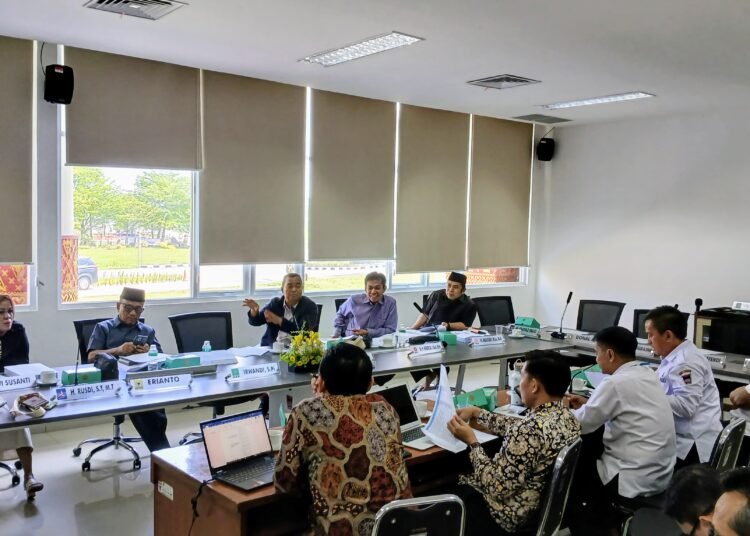 Panitia Khusus (Pansus) IV DPRD Kota Padang membahas Rencana Pembangunan Jangka Menengah Daerah (RPJMD) 2025–2029 bersama Dinas Pendidikan Kota Padang.