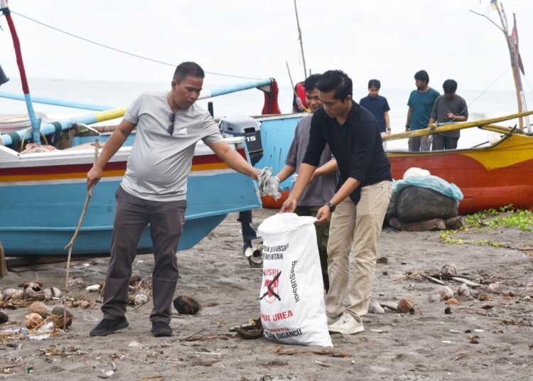 Wakil Wali Kota Pariaman Mulyadi ikut bersih-bersih sampah di kawasan Asean Youth Park atau Tugu Pemuda ASEAN, Pantai Gandoriah, Kamis (5/6).