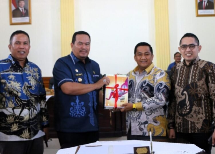 Wali Kota Pariaman, Yota Balad, usai menyampaikan  tanggapan resmi terhadap pandangan umum fraksi-fraksi DPRD Kota Pariaman atas Rancangan Peraturan Daerah (Ranperda) Pertanggungjawaban Pelaksanaan APBD Tahun Anggaran 2024 di ruang sidang utama Gedung DPRD Kota Pariaman, Kamis sore (5/6).