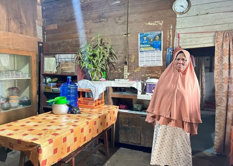 Seorang warga menghuni rumah dengan kondisi yang memprihatinkan. (foto: Diskominfo Padang Panjang).