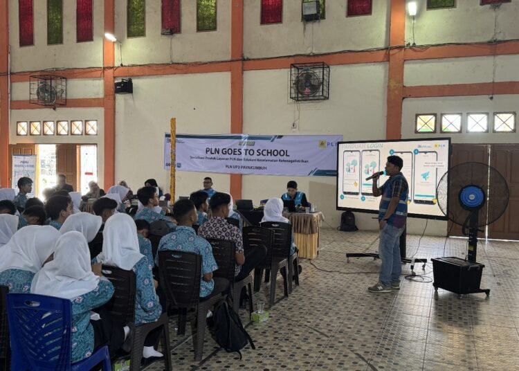 PLN ULP Lintau menggelar kegiatan "PLN Goes To School" di SMA Negeri 1 Lintau Buo, Tanah Datar, pada Kamis (22/5). Foto: PLN