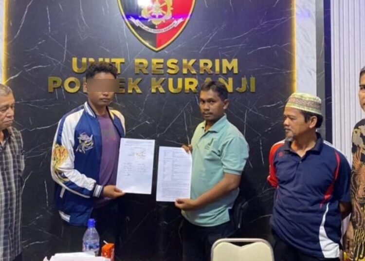 Pelaku membuat pernyataan ganti rugi di Mapolsek Kuranji Padang.