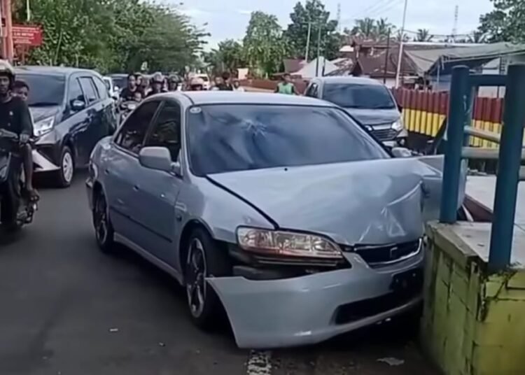 Sebuah mobil sedan menabrak halte bus Trans Padang di kawasan Simpang Kalumpang, Kecamatan Koto Tangah, Kota Padang, pada Sabtu (7/6) sore.