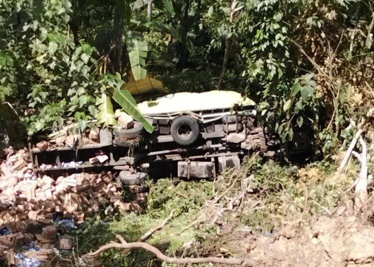Sebuah truk bermuatan aneka sabun dan sampo masuk jurang di Jalan Raya Padang Panjang–Batusangkar, tepatnya di Batipuh Ateh, Kecamatan Batipuh, Tanah Datar, pada Minggu (7/6) sekitar 12.00 WIB.