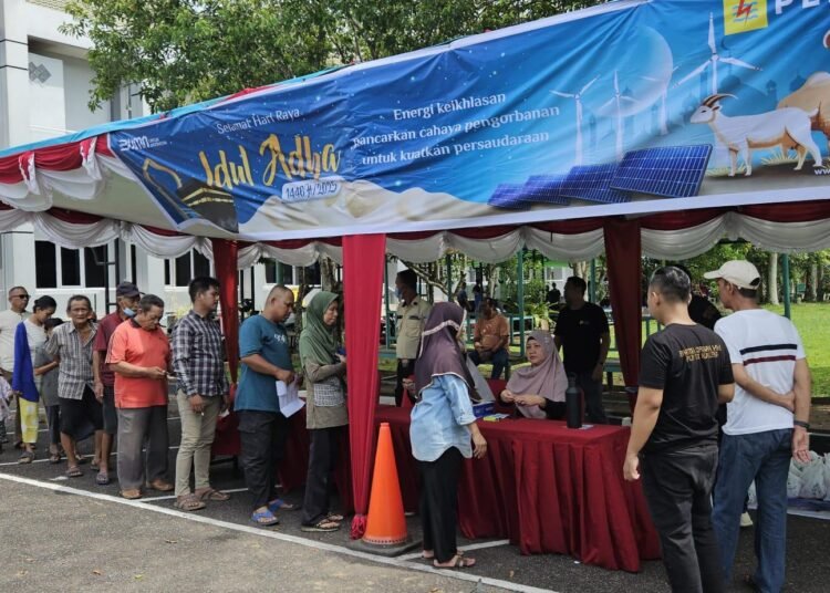 Antusiasme warga Kalimantan Barat saat menukarkan kupon daging kurban dari PT PLN di PLN Unit Induk Distribusi Kalimantan Barat pada Sabtu (7/6). Foto: PLN