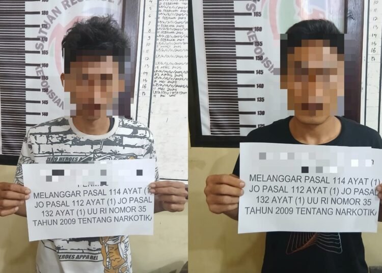 Polisi menangkap dua pria yang akan mengendarkan sabu-sabu di Jorong Pasa Pagi, Nagari Sungai Rumbai Timur, Kecamatan Sungai Rumbai, Dharmasraya, pada Sabtu (7/6). Foto: Polres Dharmasraya