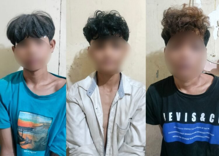 Polisi menangkap tiga orang laki-laki terduga pemeras dan pengancam di Kelurahan Padang Besi, Kota Padang, pada Minggu (8/6) sekitar 4.00 WIB.  Foto: Polsek Lubuk Kilangan
