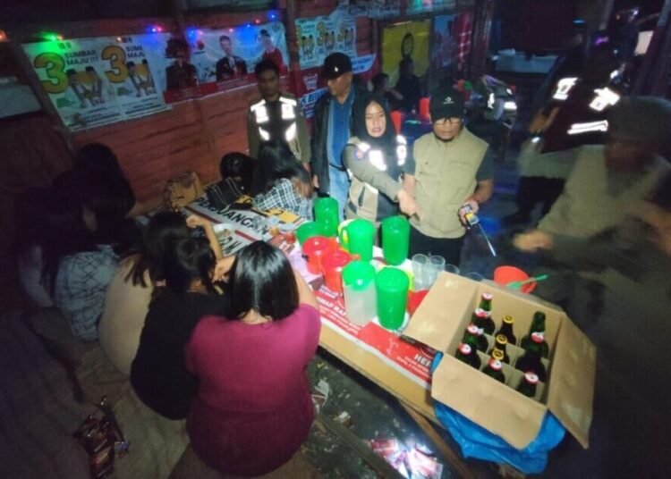 Satpol PP mengamankan sembilan perempuan dari sebuah kedai tuak di Limapuluh Kota, Sabtu (7/6).