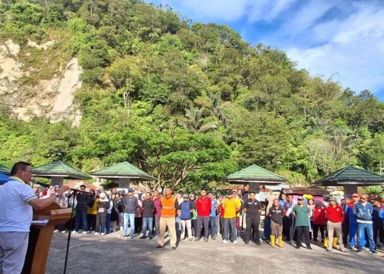 Pemko Bukittinggi memperingati Hari Lingkungan Hidup Sedunia 2025 dengan menggelar Apel Gabungan dan Gotong Royong di lokasi Ngarai Sianok, Kamis (5/6).