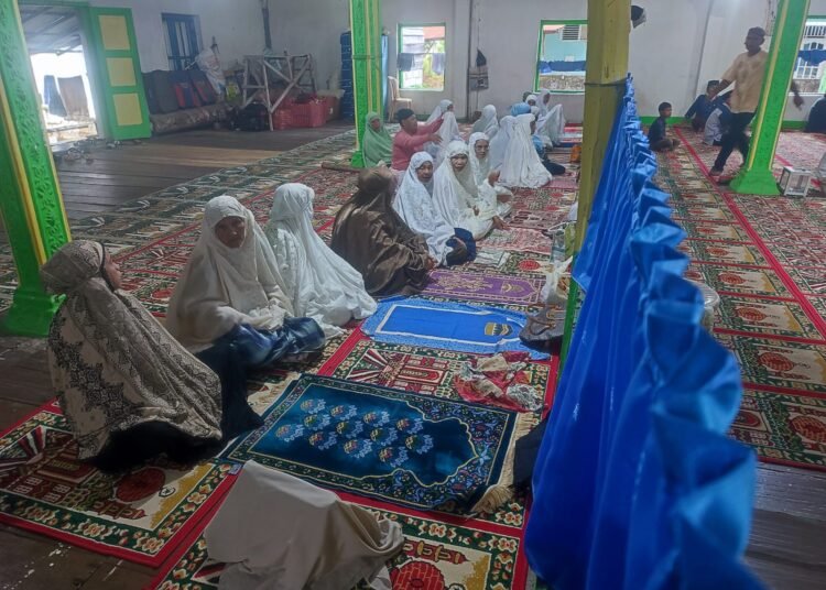 Jemaah Tarekat Naqsyabandiyah di Kota Padang, Sumatera Barat, hari ini melaksanakan Salat Iduladha 1446 Hijriah, Kamis (5/6/2025).