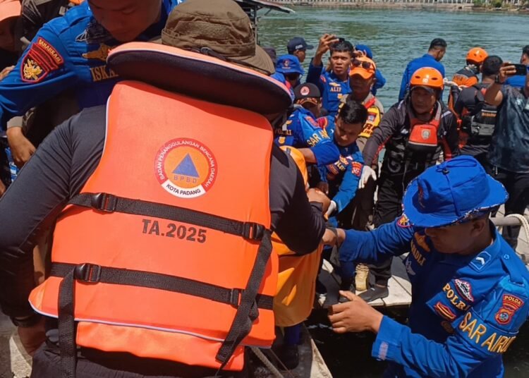 TIM SAR evakuasi korban hanyut di Pantai Padang, Rabu (4/6).