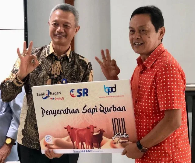 Direktur Operasional Bank Nagari Zilfa Efrizon menyerahkan bantuan hewan kurban secara simbolis, Kamis (5/6).