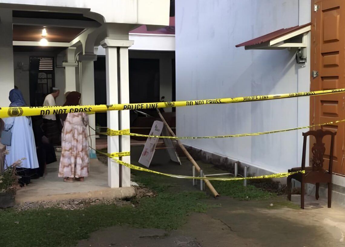 TKP pensiunan guru inisial LI (61), yang ditemukan tewas di halaman rumahnya di Jorong Talago, Kenagarian VII Koto Talago, Kecamatan Guguak, Kabupaten Limapuluh Kota pada 19 Desember 2025.