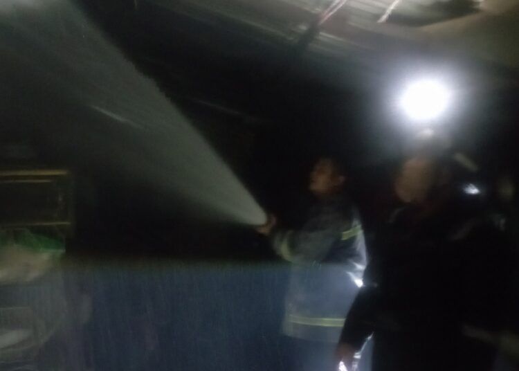 Petugas pemadam kebakaran memadamkan api yang membakar satu unit rumah warga di Korong Kubu, Nagari Tapakis, Kecamatan Ulakan Tapakis, Kabupaten Padang Pariaman, pada Minggu (4/1/2026) malam.
