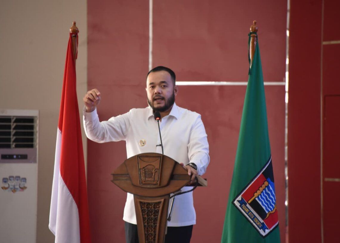 Wali Kota Padang Fadly Amran secara resmi membuka Forum Konsultasi Publik Rancangan Awal (Ranwal) Rencana Kerja Pemerintah Daerah (RKPD) Kota Padang Tahun 2027, di Aula Gedung Bagindo Aziz Chan, Balai Kota Padang, Aie Pacah, Senin (2/3/2025).