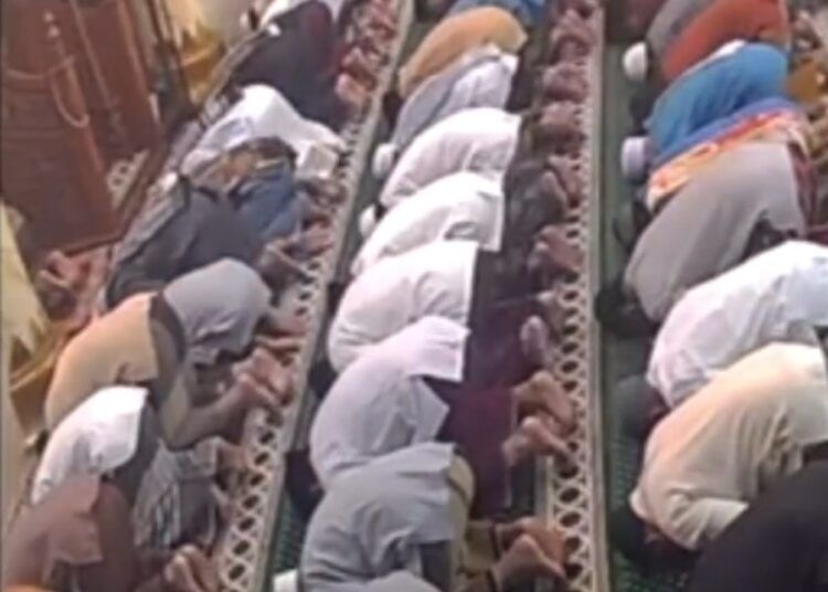 Seorang jemaah meninggal dunia saat melaksanakan salat tarawih di Masjid Babussalam, Jalan Margonda Raya, Gang Langgar, Kemiri Muka, Beji, Depok, pada Sabtu (14/3) sekitar pukul 20.00 WIB. Foto: Tangkapan layar media sosial