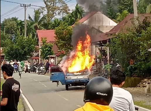 Sebuah pikap hangus terbakar di Jorong Sungai Padi, Nagari Lubuk Gadang, Kecamatan Sangir, Kabupaten Solok Selatan, Sumatera Barat, pada Selasa (12/5/2026) sore.