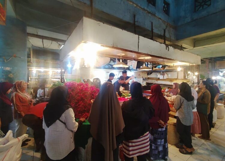 Aktivitas jual beli di Pasar Raya Padang meningkat menjelang Idul Adha 2026, seiring naiknya harga cabai dan bawang di sejumlah lapak pedagang.