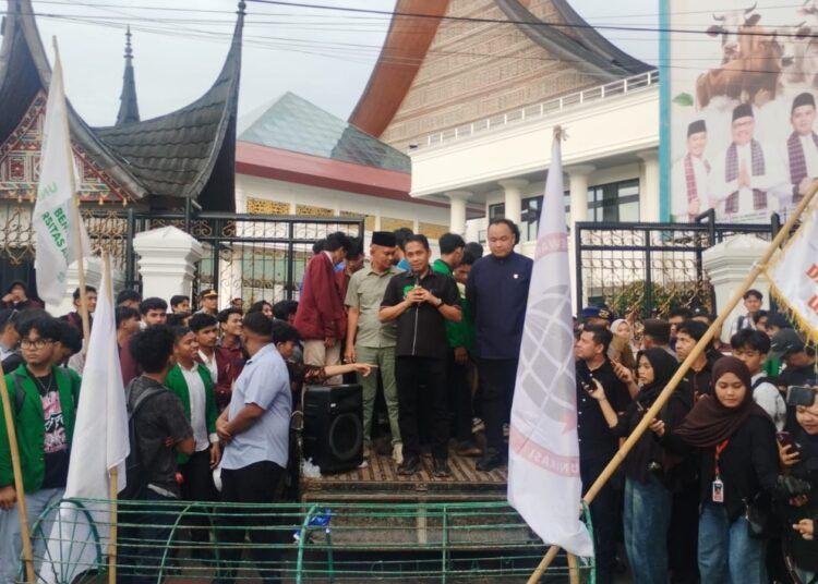 Aksi unjuk rasa yang digelar Aliansi Badan Eksekutif Mahasiswa Sumatera Barat (BEM SB) di depan Kantor DPRD Sumatera Barat, Ulak Karang Utara, Kecamatan Padang Utara, Kota Padang, Senin (15/6/2026), diwarnai aksi simbolik berupa penyalaan lilin dan tabur bunga di sekitar sebuah keranda.