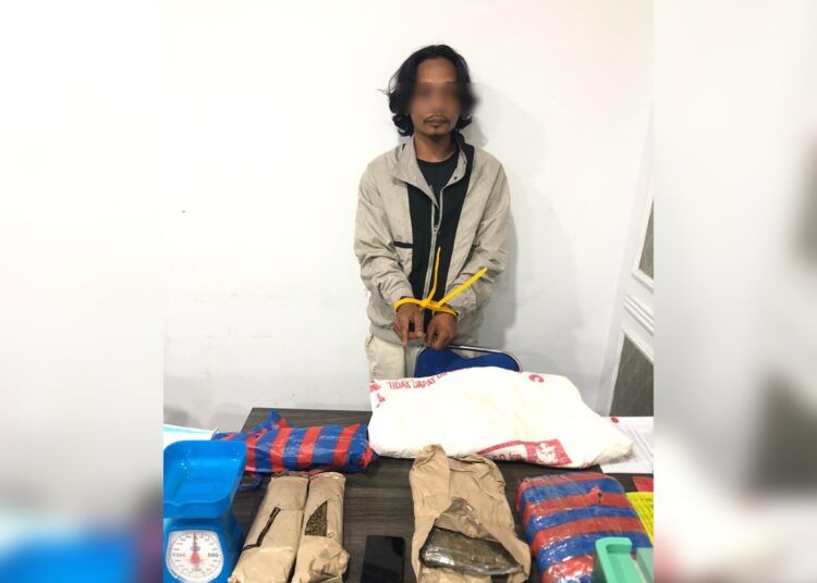 Polisi menangkap seorang pria berinisial RC (34) di sebuah rumah yang berada di pinggir aliran Ngarai Sianok, Kelurahan Kayu Kubu, Kecamatan Guguk Panjang, Kota Bukittinggi, Sumatera Barat, pada Sabtu (20/6/2026) sekitar pukul 00.05 WIB karena diduga sebagai pengedar ganja. Foto: Polresta Bukittinggi