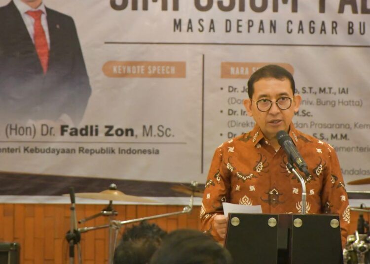 Fadli Zon saat menjadi pembicara utama dalam Simposium Pabrik Indarung I di Wisma Indarung PT Semen Padang, Kota Padang, Minggu (21/6/2026).