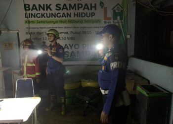 Petugas memadamkan api yang membakar sebuah bangunan dan tempat penyimpanan kompos terbakar di Kantor Dinas Lingkungan Hidup (DLH) Kota Padang di kawasan Balai Baru, Kelurahan Gunung Sarik, Kecamatan Kuranji, pada Rabu (24/6/2026) malam. Foto: Damkar Padang
