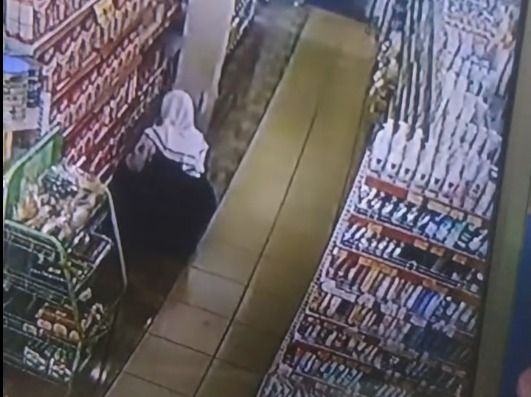 Berdasarkan unggahan akun Facebook bernama Yul Khalisa pada Kamis (25/6), terlihat seorang perempuan yang diduga memasukkan kotak susu ke dalam bagian bajunya saat berada di dalam toko di MM Mart yang berlokasi di Jalan Padang Aro–Sungai Penuh, Lubuk Gadang, Kecamatan Sangir, Kabupaten Solok Selatan, Sumatera Barat.