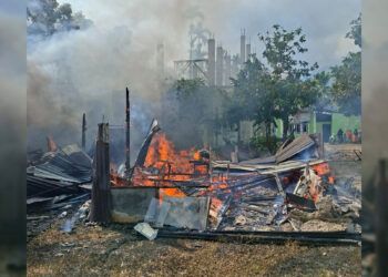 Dua rumah semi permanen dan satu rumah permanen ludes terbakar di Kapalo Koto, Kenagarian Durian Tinggi, Kecamatan Lubuk Sikaping, Kabupaten Pasaman, Sumatera Barat, pada Sabtu (27/6/2026) sore.
