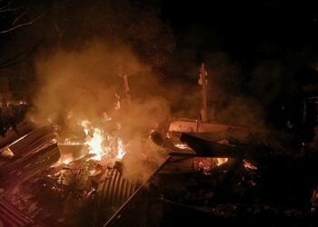 Sebuah rumah semi permanen di kawasan perbukitan RT 003 RW 001, Kelurahan Bukit Gado-Gado, Kecamatan Padang Selatan, Kota Padang, Sumatera Barat, ludes terbakar pada Sabtu (27/6/2026) malam.