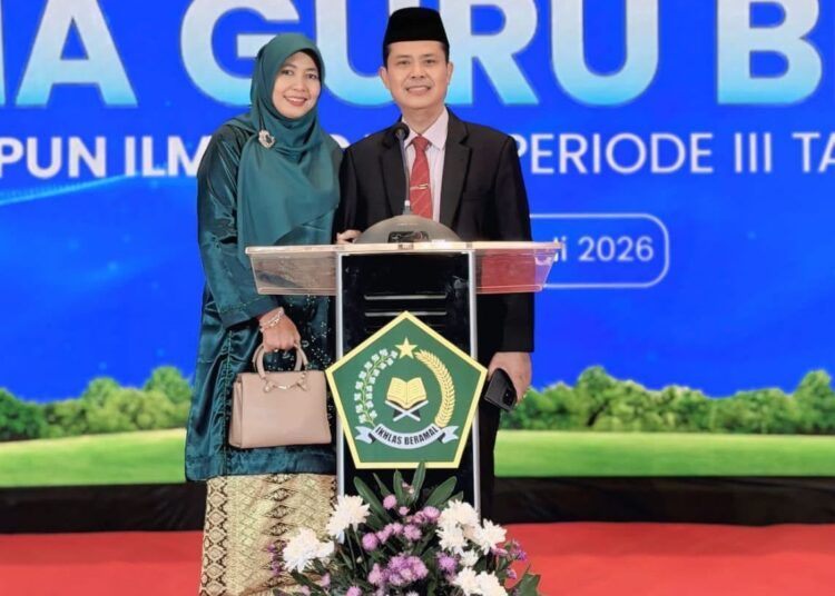 Wakidul Kohar bersama istri berfoto setelah ia memperoleh kenaikan jabatan fungsional ke jenjang Guru Besar Rumpun Ilmu Agama Periode III di Jakarta pada Senin (13/7/2026). Foto: UIN Imam Bonjol Padang