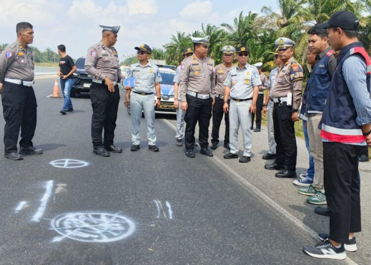 Kecelakaan lalu lintas di ruas Jalan Tol Pekanbaru–Dumai (Permai) KM 46+200 Jalur A, Sabtu (6/6/2026). Foto: Media Center Riau